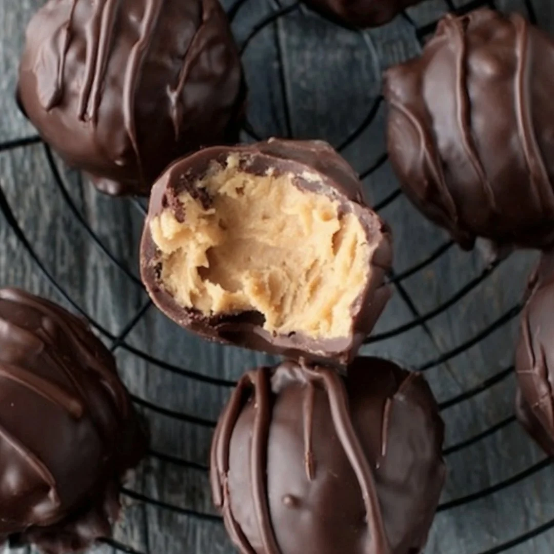 4 Ingredient Mounjaro Recipe – Step-by-step process showing lemon, ginger, and honey being mixed into a detox drink