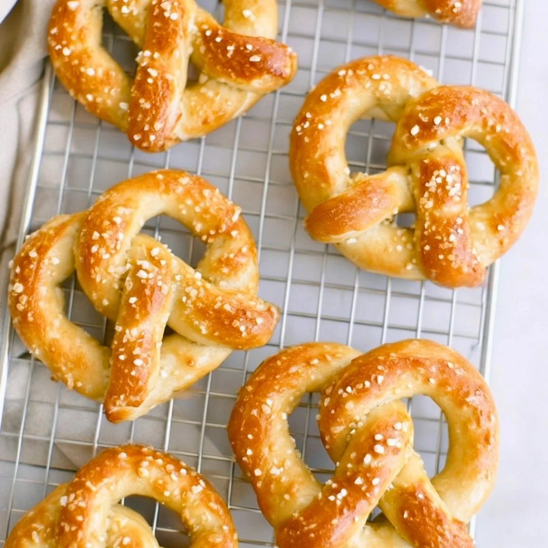 4 Ingredient Mounjaro Recipe – Step-by-step process showing lemon, ginger, and honey being mixed into a detox drink